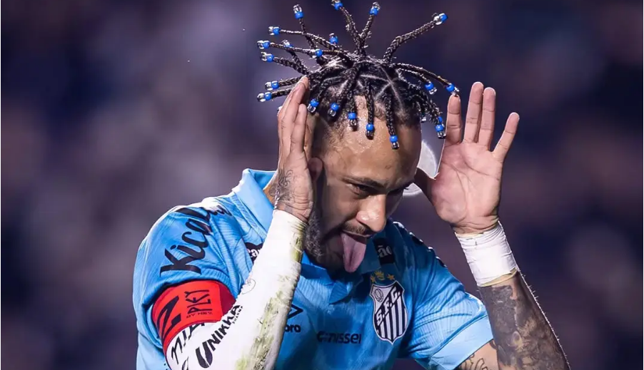 Neymar celebrates on the field with braided hair and blue beads while wearing a Santos FC jersey.
